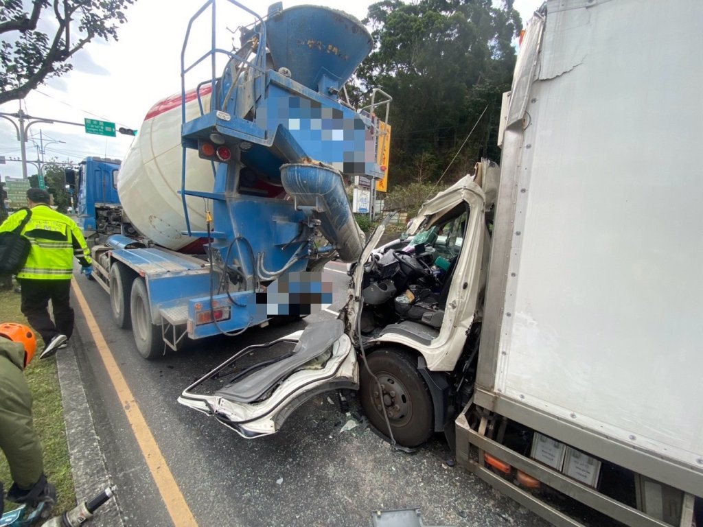 八里貨車追尾預拌車　車頭撞爛駕駛夾困車中