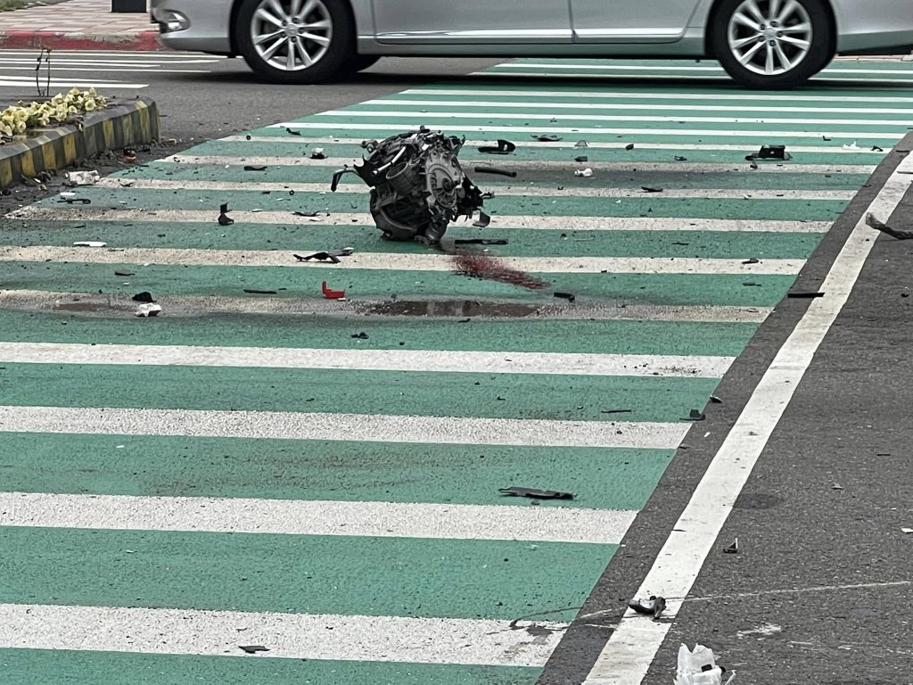 恍神肇事！苗栗自小客車撞分島　引擎噴飛駕駛送醫    