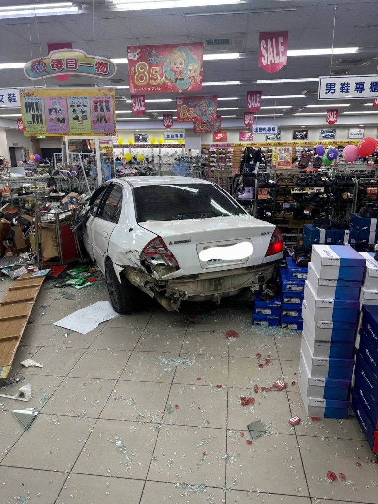 彰化救護車出勤與自小客車相撞！　小客車撞入路旁鞋店駕駛受傷