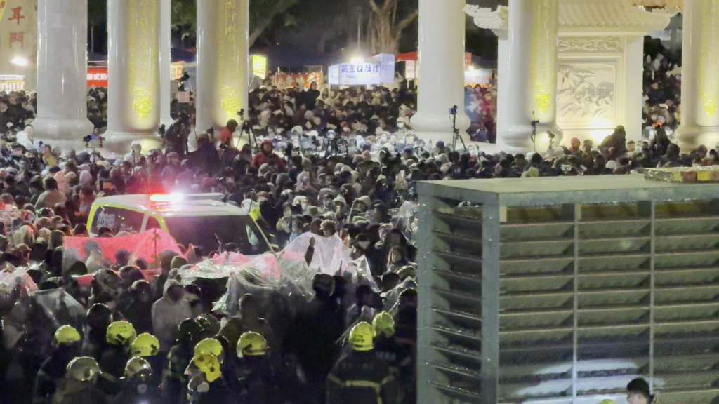 台南鹿耳門煙火夜變調！32歲男突倒地...現場醫師接手搶救　不過送醫後仍不治