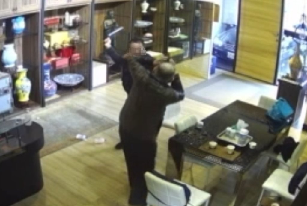 行兇畫面曝光！遭胞弟潑鹽酸揮刀砍頭　79歲翁：生死線上心裡陰影沈痛