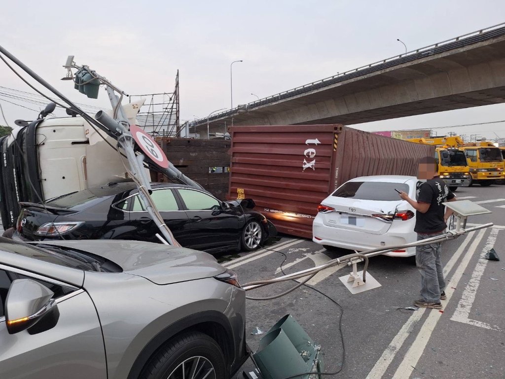 獨／詭！高雄貨櫃翻車她發「姐姐、姪子都在ICU」　但車上駕駛、乘客資訊全不同