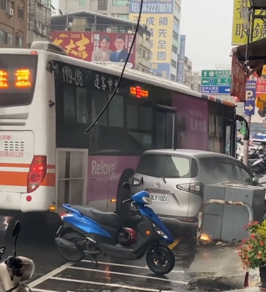 台中公車車禍！　與自小客車相撞擠壓路旁變電箱冒火花！  