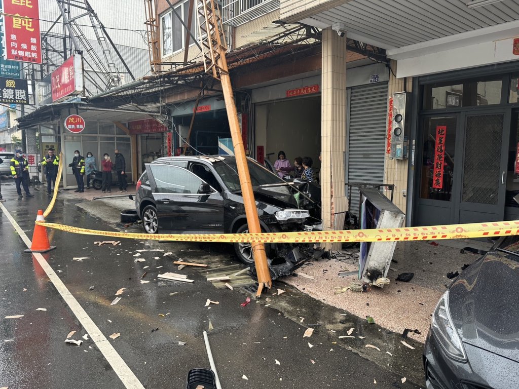 台中轎車雨天失控如保齡球 猛撞民宅波及停車3人傷