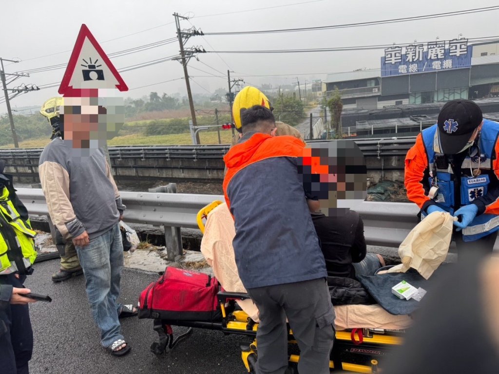 國1台南段清晨車禍！大貨車撞上2輛小客車 2人受傷送醫