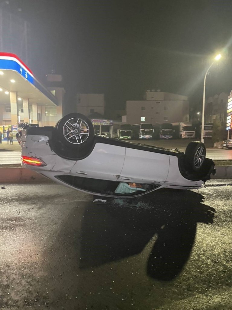 台南無照男酒駕自撞翻車 機車遭波及起火燃燒