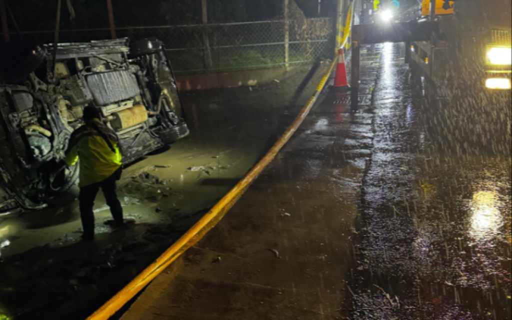 影／出事了！開車衝進農田「開天窗脫困」車內視角曝光　附近住戶：1天掉3輛