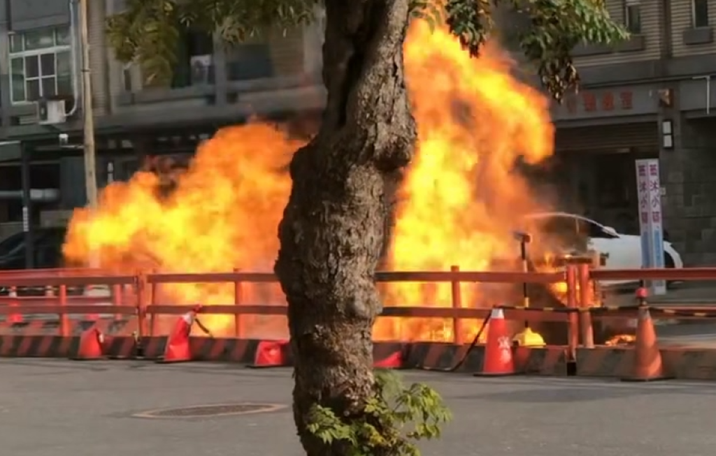 影／挖破管線？嘉義縣道路竄出2公尺高火焰　民眾：有瓦斯的味道