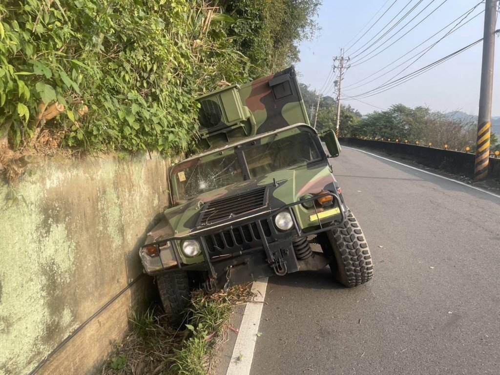 軍車意外！ 　閃對向來車失控輪胎卡水溝