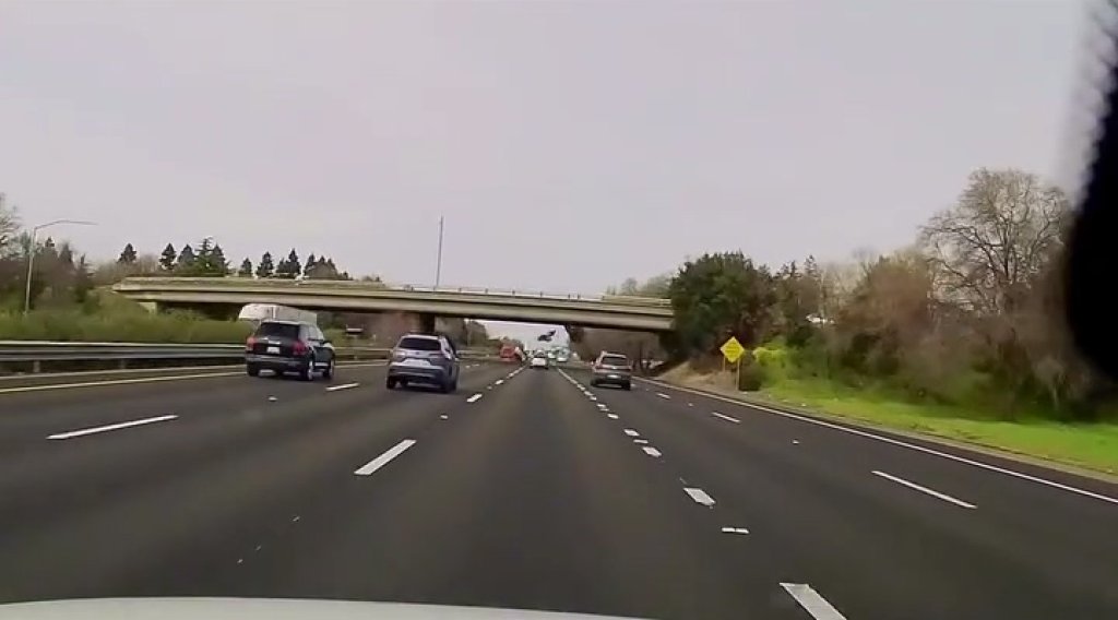 影／撞破護欄掉下橋！加州駕駛人車墜高速公路　彈飛空中轉2圈影片瘋傳