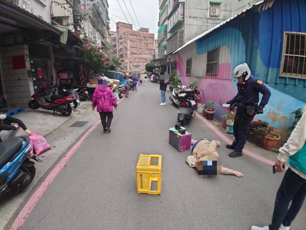 蘆洲離奇車禍！女騎士遭「床墊」擊墜慘摔　屋主恐涉過失傷害