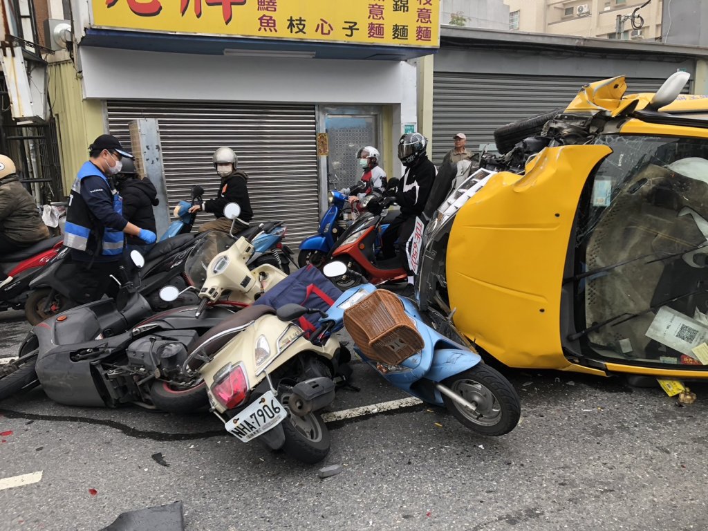 台南計程車突失控！連環撞2車6機車　90度側翻駕駛受困車內