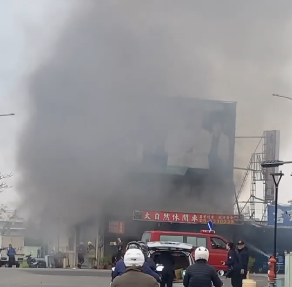 雲林斗六休閒車專賣店火警燒毀8車! 　1名消防隊員救災中身體突感不適   