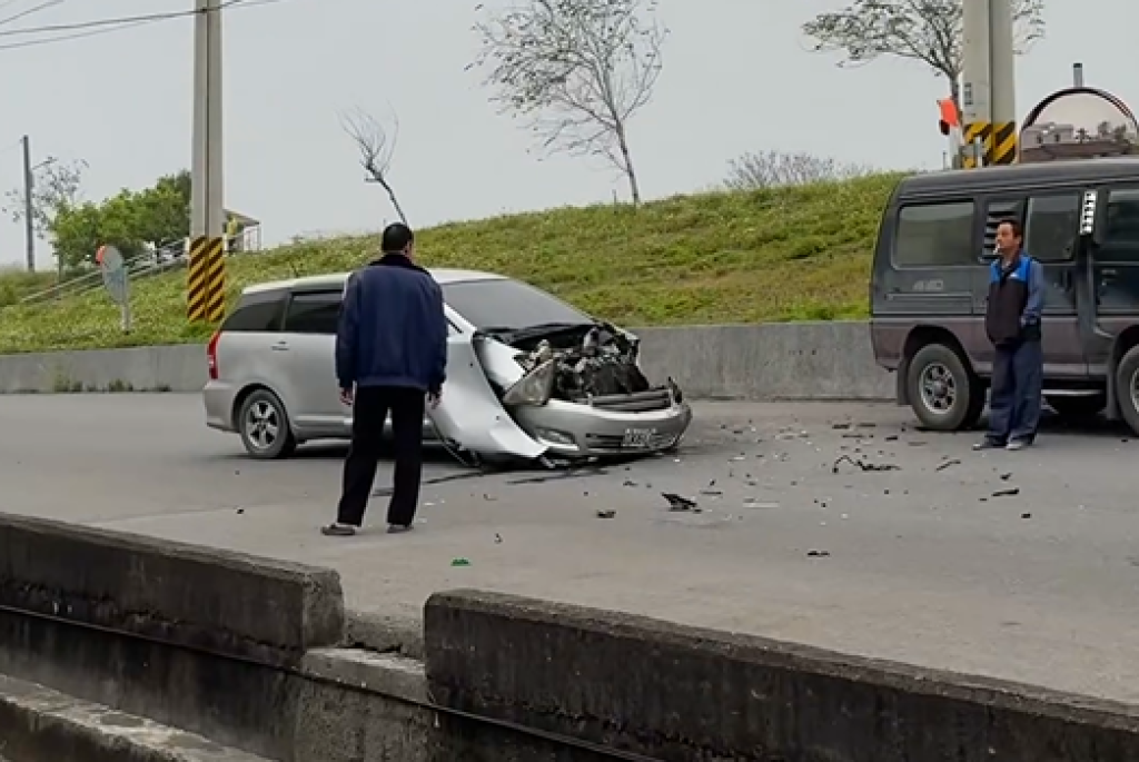影／2車碰撞雙方都有事！1車4移工立刻鳥獸散　另1車駕駛酒駕當場扣牌