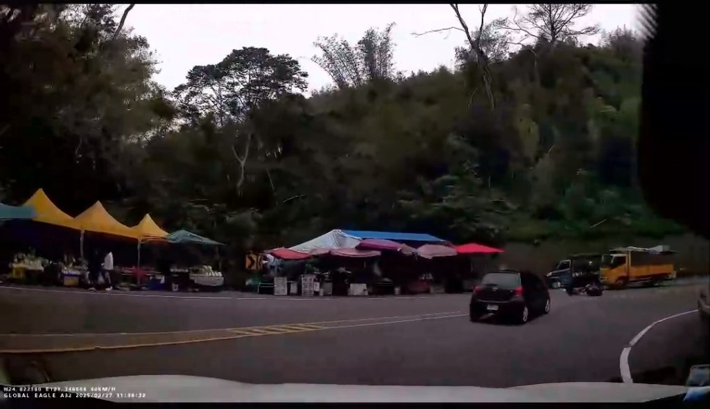 影／桃園北橫車禍！騎士過彎超車失控　打滑衝對向遭小貨車輾過