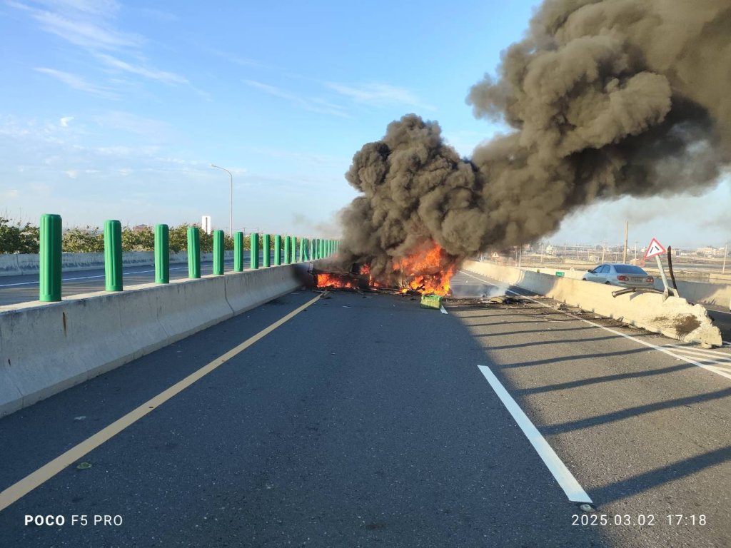 台61線火燒車1死！　小貨車撞護欄起火副駕駛座乘客燒死車內