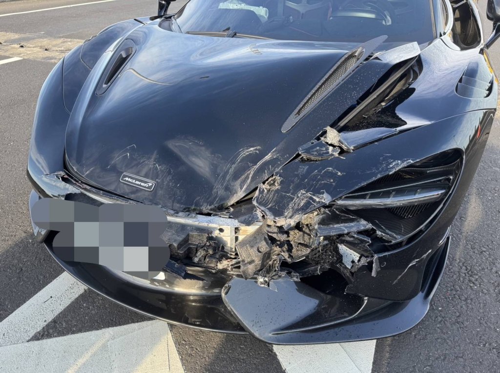 台86快道超跑追撞！2移動豪宅猛撞...車頭車尾都受損　麥拉倫撞法拉利維修費驚人