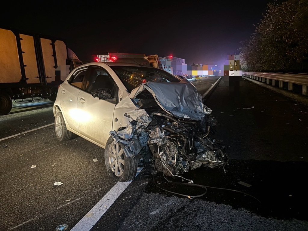 累了嗎?國道小客車撞護欄橫停車道　後方三車閃避不及連環追撞