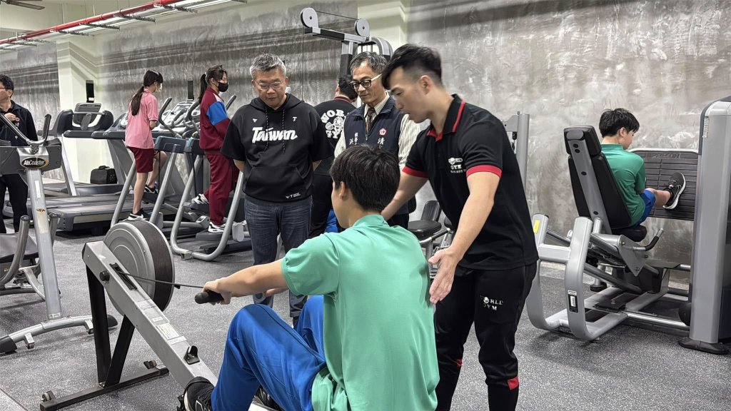 蔡其昌牽線WorldGym捐贈器材 助台中這校打造健身中心