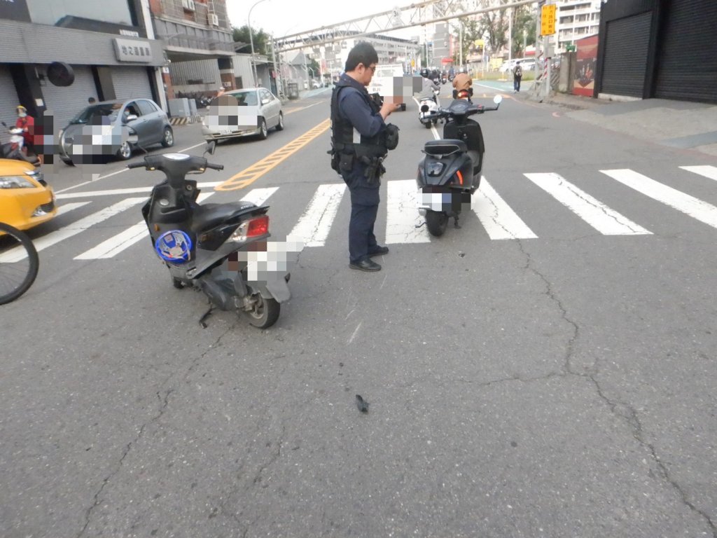 高雄二聖路機車對撞！疑雙方搶快紅燈通行　2騎士受傷送醫