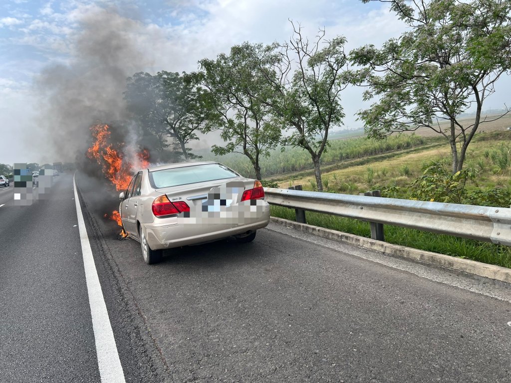 國道1號火燒車！ 　自小客車遭烈焰吞噬