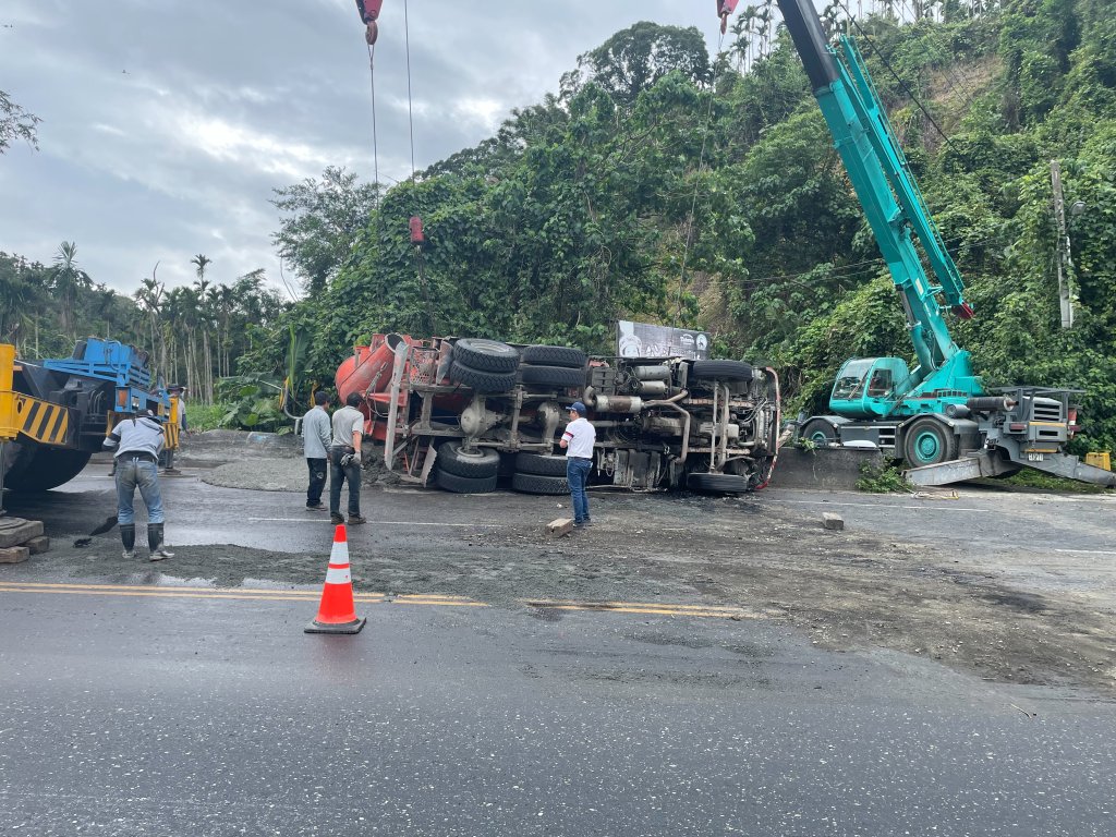 台9線水泥預拌車翻覆！　現場南下車道封閉管制 