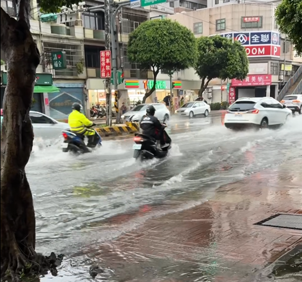 北台灣強降雨成災！桃園中壢環北路淹水嚴重，民眾戲稱「需水陸兩用車」