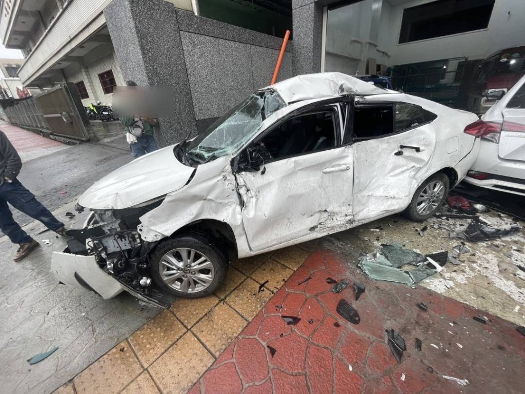 蘆竹驚魂一撞！小貨車雨天打滑 連撞9車衝民宅