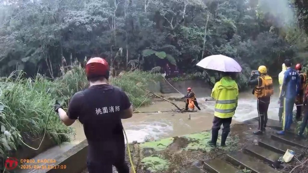 大雨讓溪水暴漲！桃園4人掃墓困對岸溪邊　消防橫渡救援