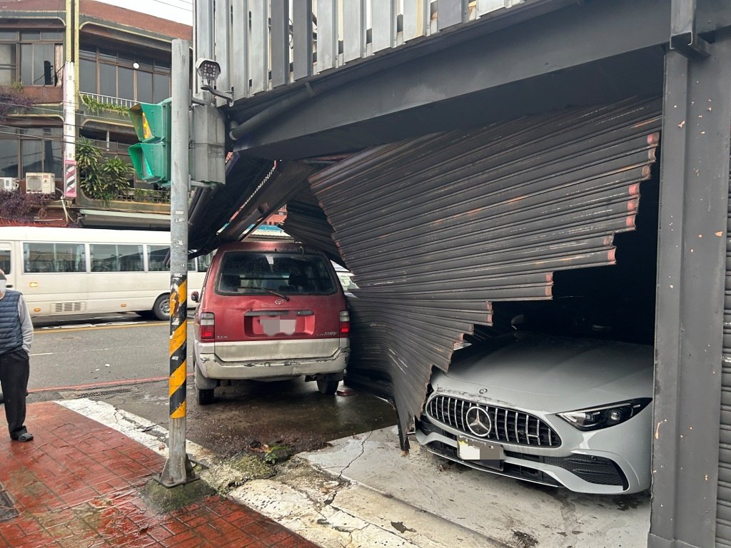 嚇壞！中壢7旬翁駕車失控　撞破車行鐵捲門波及廂型車