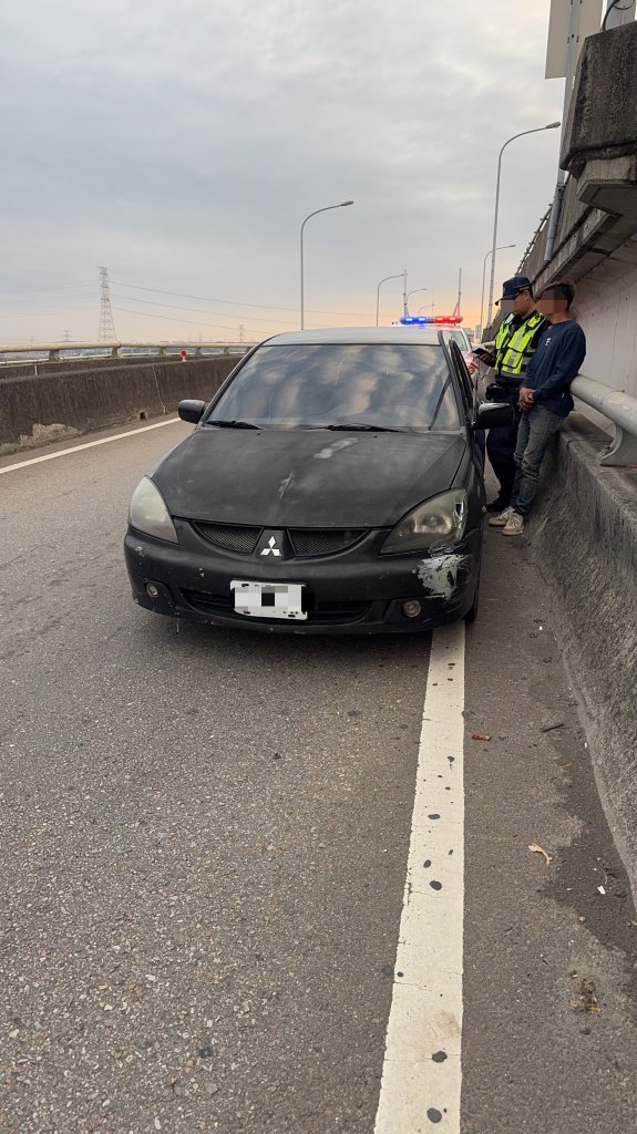 「註銷牌照」黑車國道狂奔 見警乘客驚險棄車逃逸