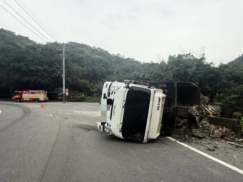 驚險一瞬間！大貨車側彎翻覆滑進對向車道　撞水泥護欄才停下