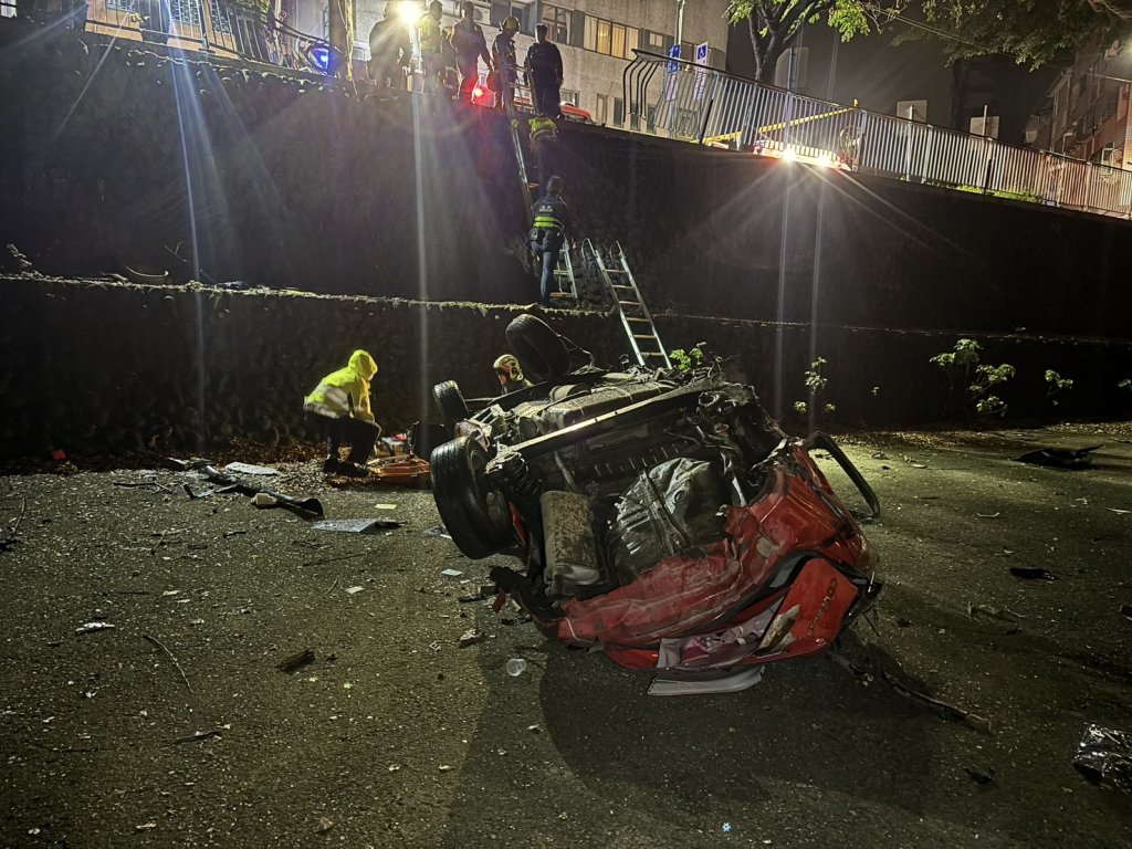 酒駕闖禍！自小客車衝破欄杆墜溪　駕駛骨折酒測值超標移送法辦