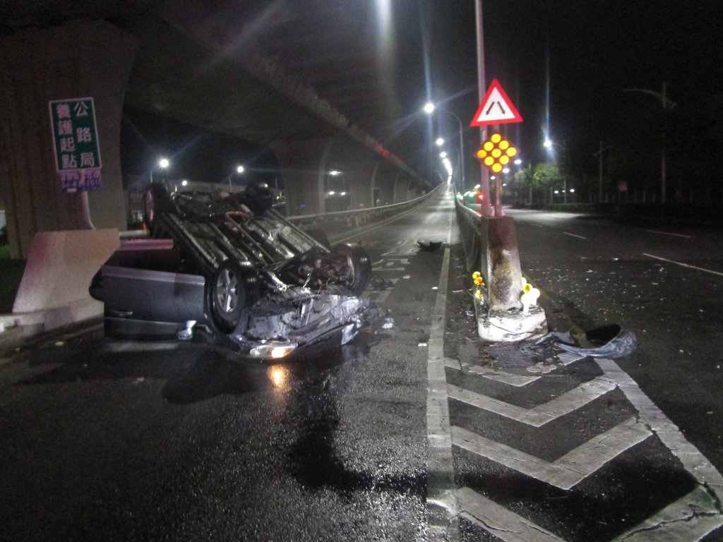 台中北屯自小客車撞分隔島翻覆！ 　駕駛OHCA送醫急救