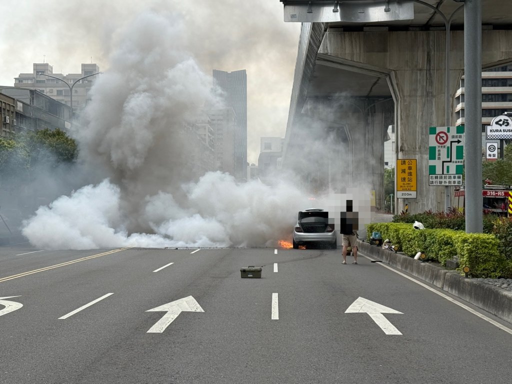 新莊銀色賓士行駛途中起火　駕駛倉皇逃生目送愛車燒成廢鐵