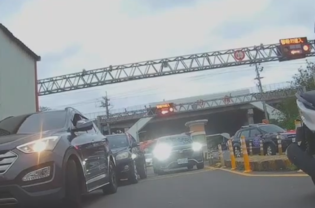 緊跟前車過平交道車子被遮斷器砸中！ 　駕駛竟駕車逆向離開