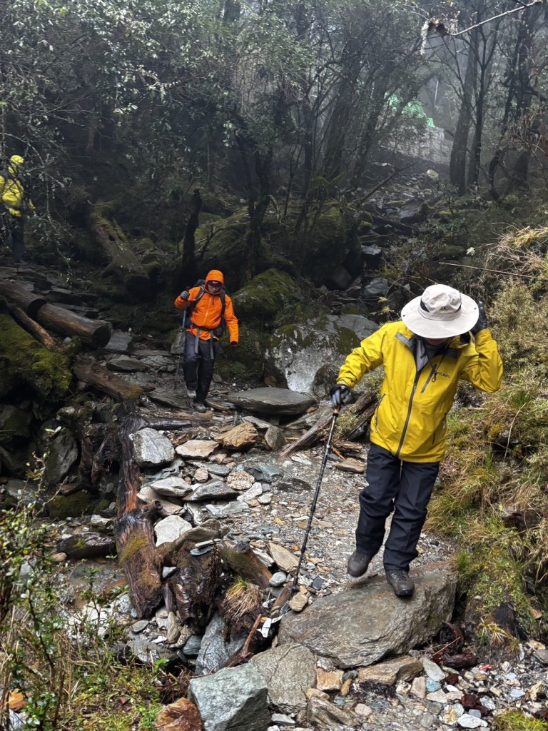 76歲翁嘉明湖登山途中體力不支無法行走　台東縣消防隊員緊急救援