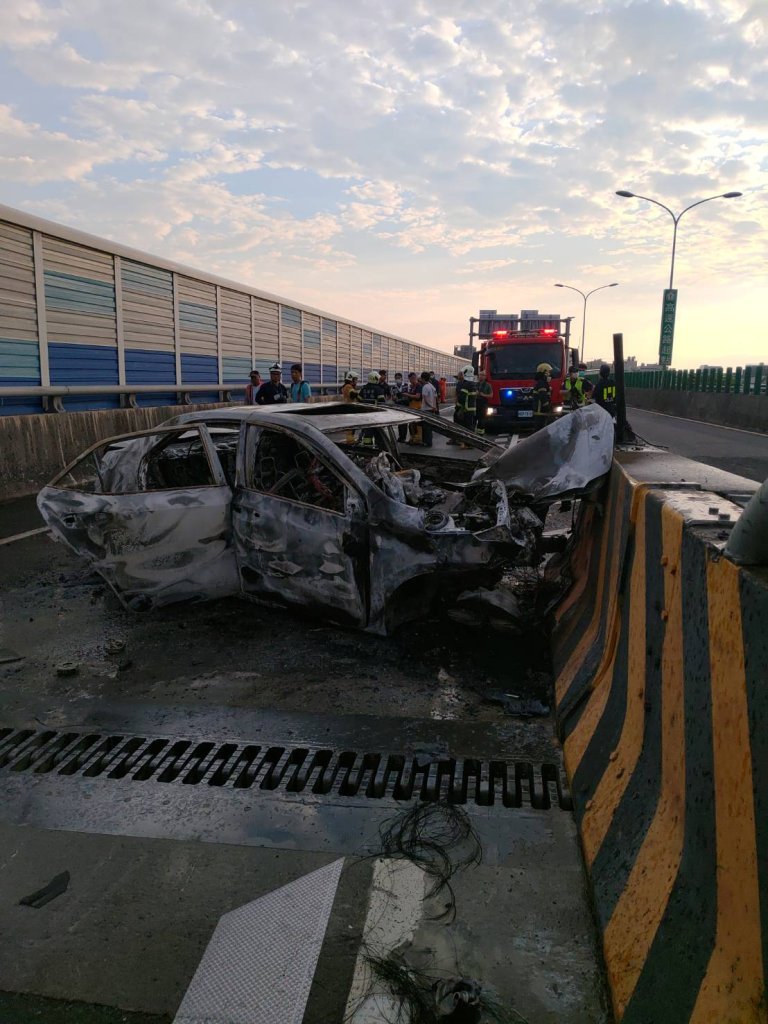 國道死亡車禍！自小客車自撞起火　駕駛逃生不及燒死車內