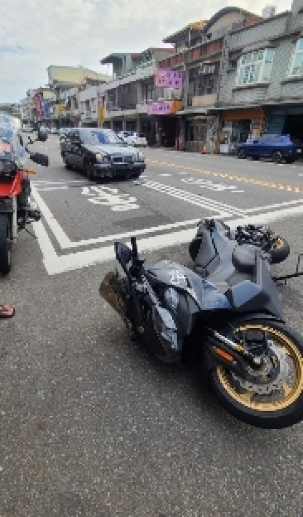追撞現場曝光!苗栗頭份驚險瞬間 重機停等紅燈慘遭賓士猛撞
