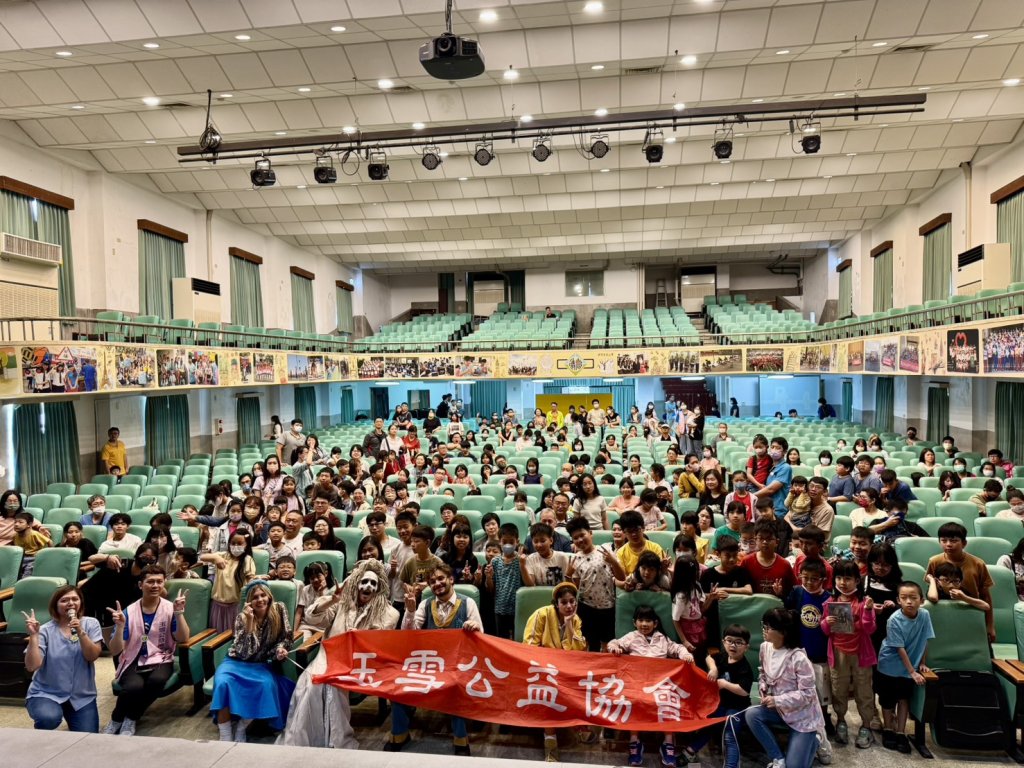 民間挺教育！玉雪公益攜手國際劇團　清水孩子在禮堂裡學英語
