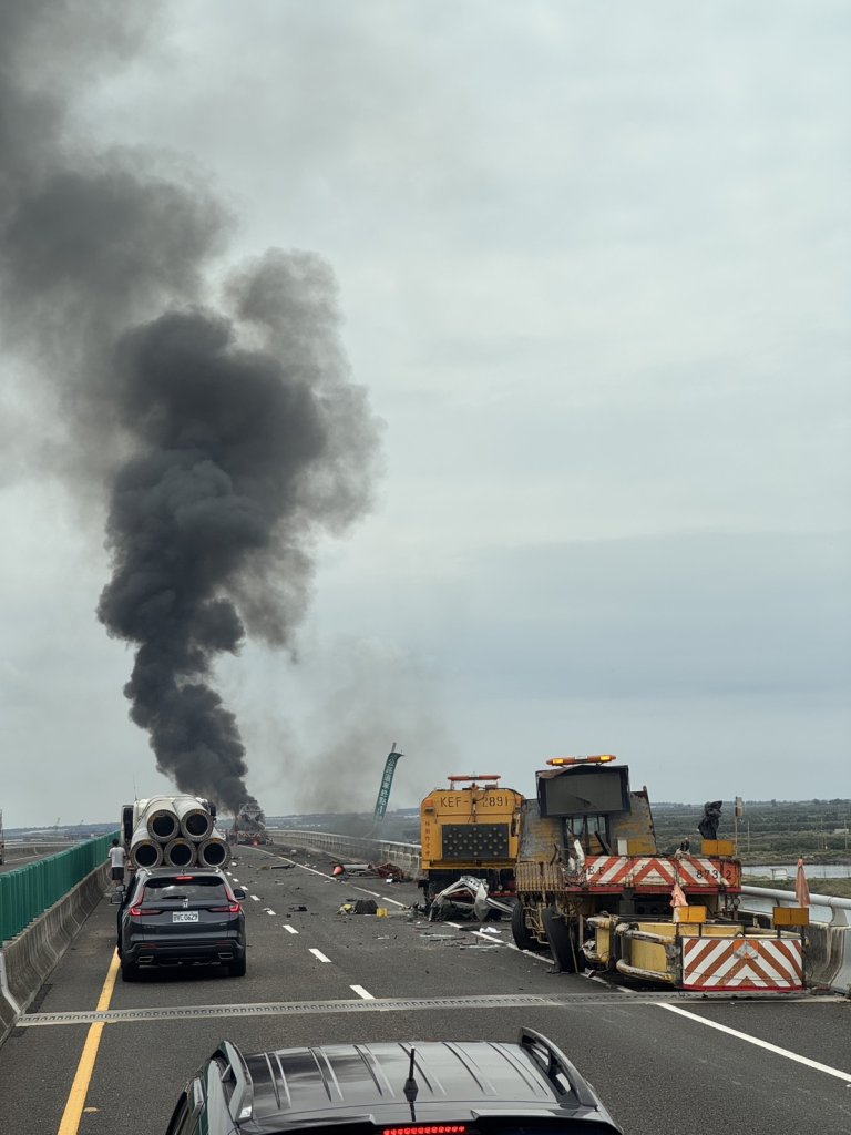    快訊／台61線火燒車！　水泥車起火濃煙沖天