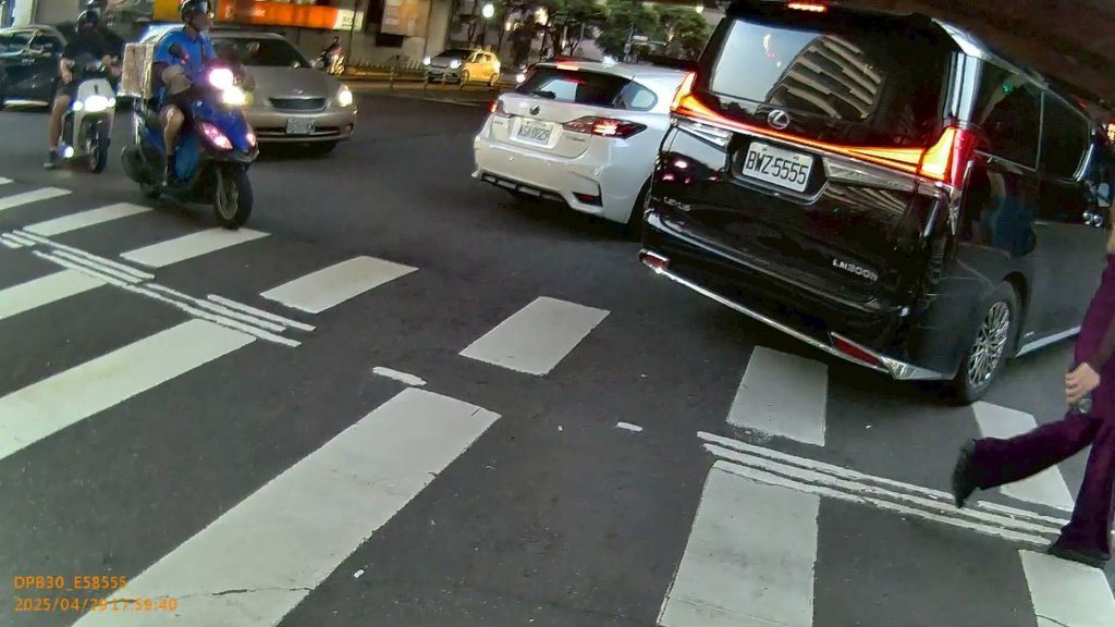 【獨家爆料】Lexus移動城堡違停斑馬線又闖紅燈　網怒：有錢就能橫著走？