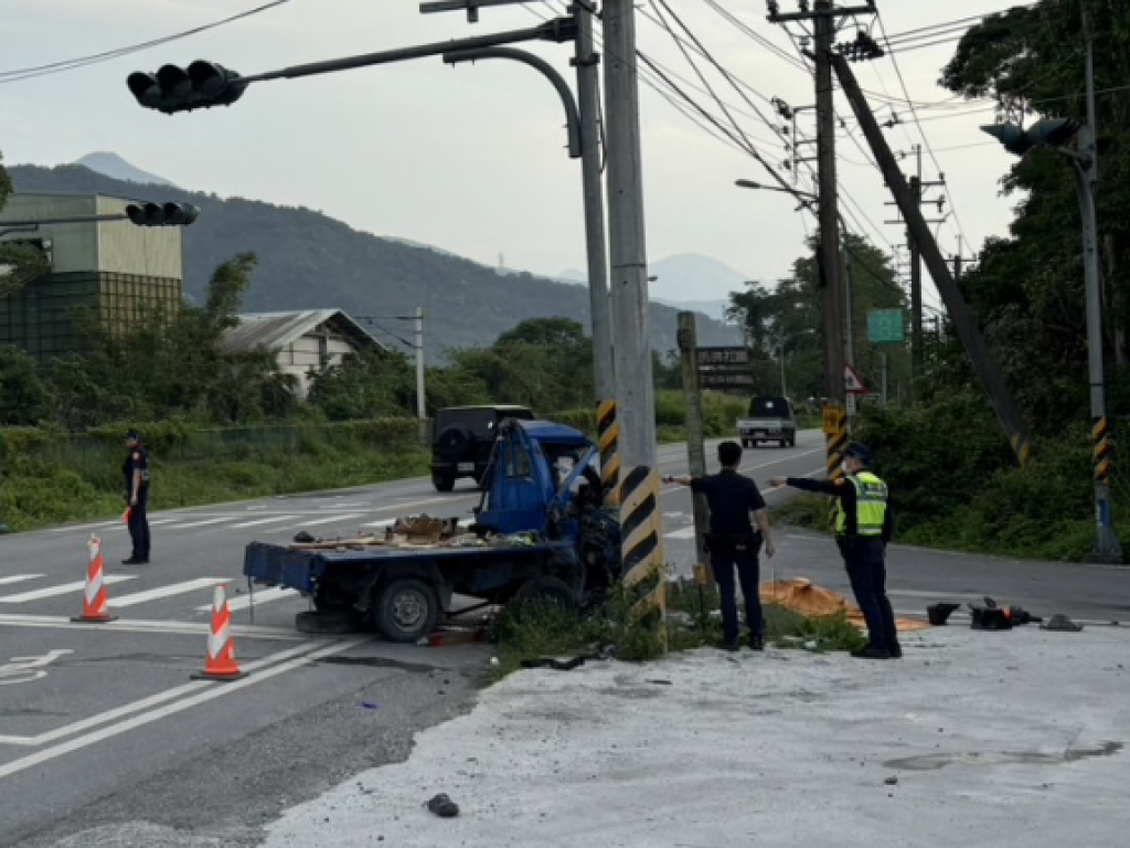 花蓮死亡車禍！　小貨車自撞紅綠燈桿後車斗2人撞飛慘死