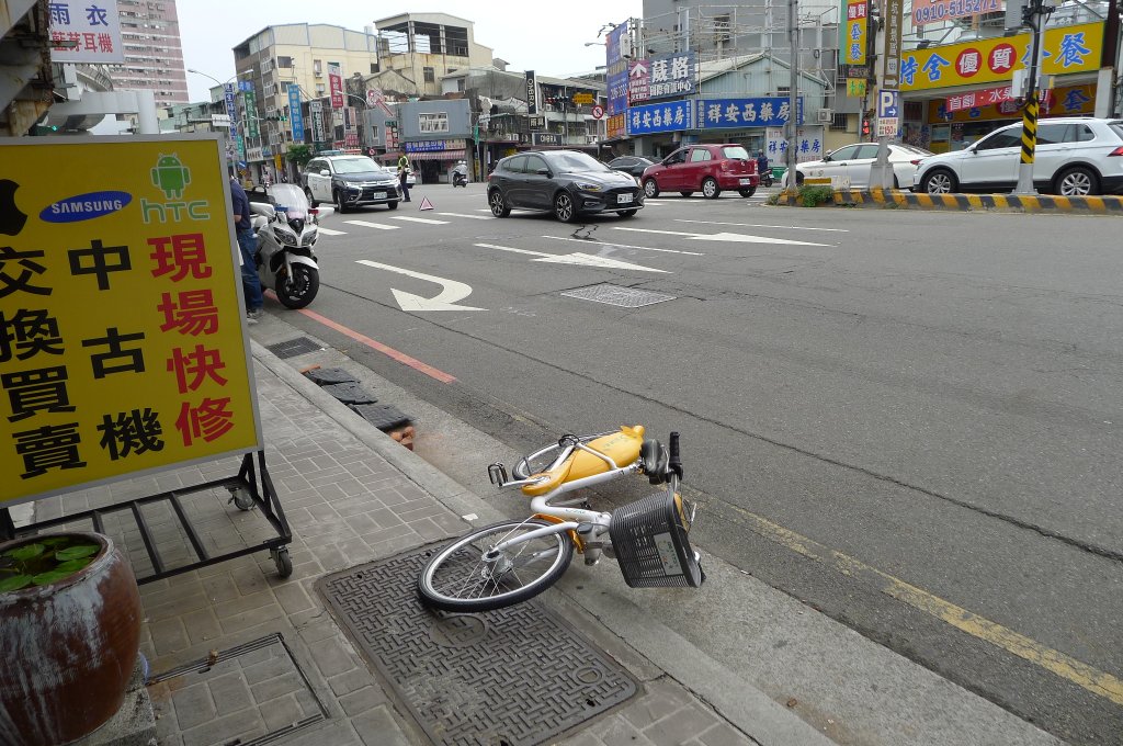 撞擊畫面曝光！台中男子騎Ubike通過行人穿越道　遭自小客車撞飛受傷
