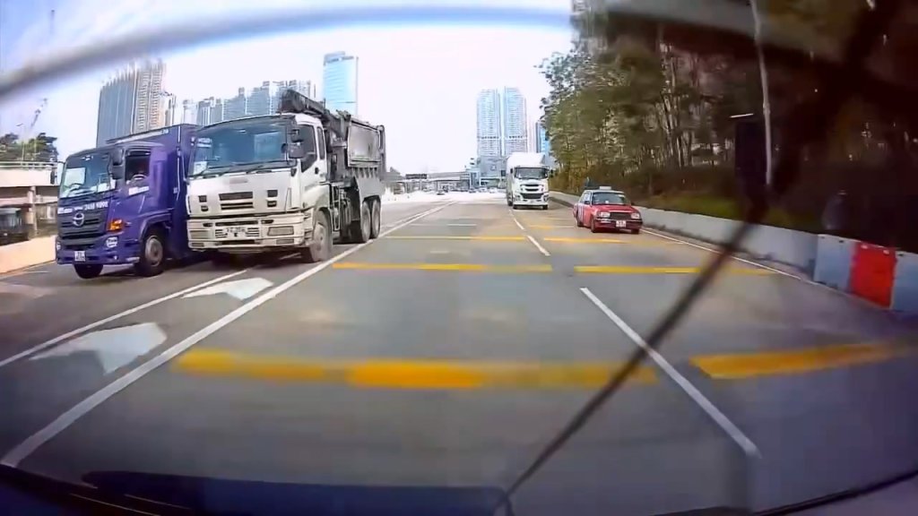 影／砂石車VS貨車！疑爭道互不相讓碰撞　砂石車撞護欄側翻司機受傷