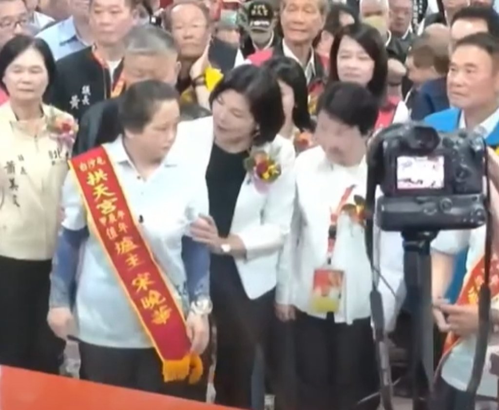 為了合照「請爐主移位」惹議！張麗善公開致歉：不識身份、無心之失