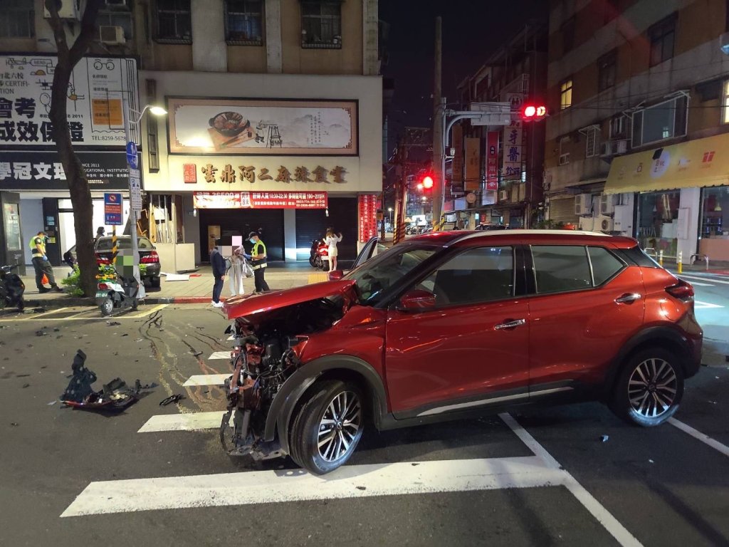 八點檔女星板橋出事了！左轉未禮讓碰撞直行車　車頭整組爛光