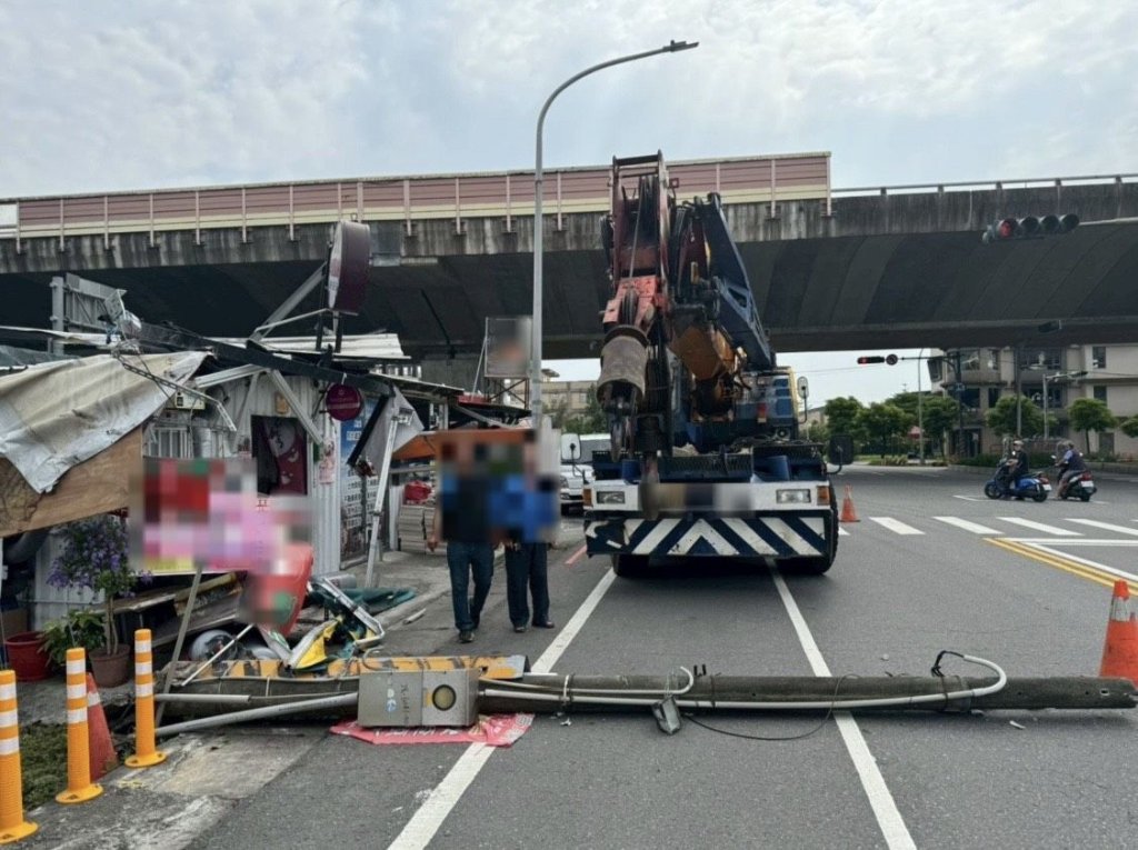 宜蘭吊臂車右轉突失控撞進「蔥油餅名店」　鐵皮屋全毀電桿倒塌
