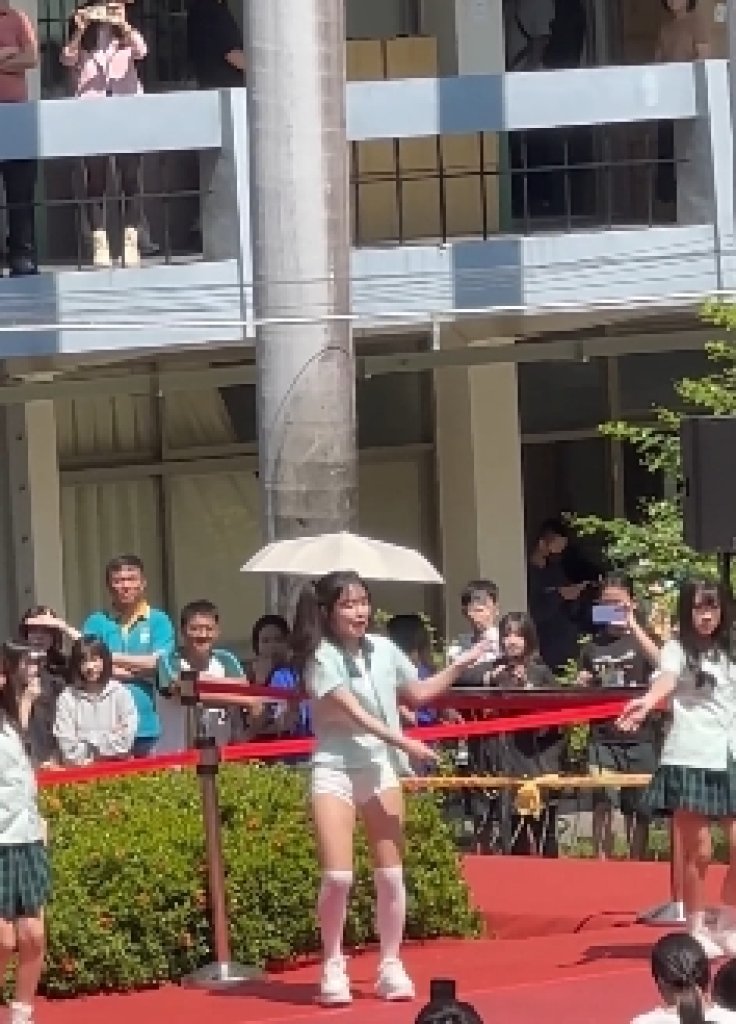 High翻天！韓國啦啦隊女神李多慧 驚喜現身台中一高中校慶掀暴動