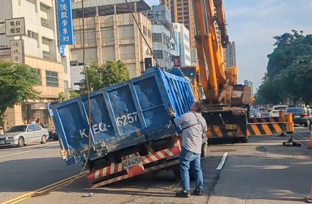 台中英才路路面下陷貨車受困　吊車到場吊離